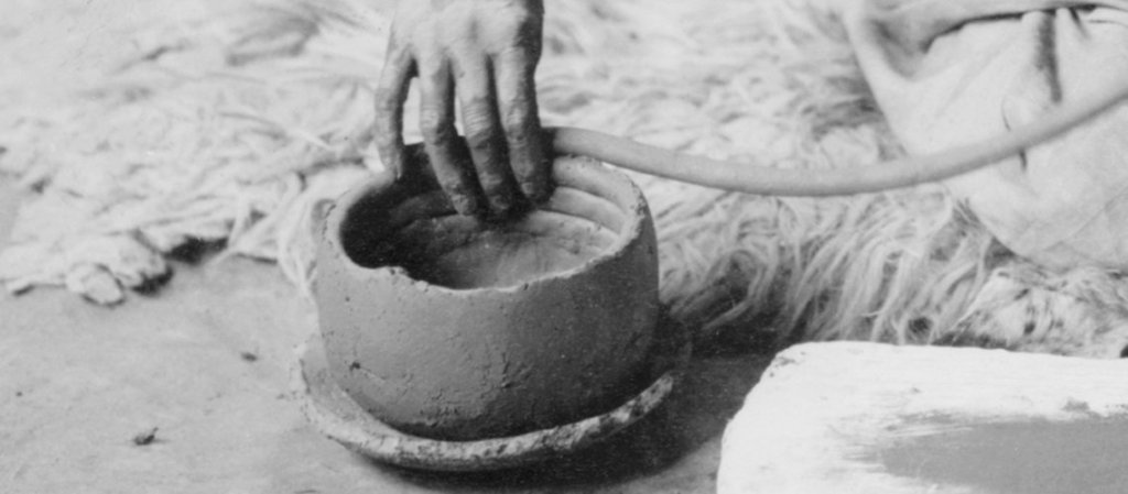 Coiling a pot in a puki support